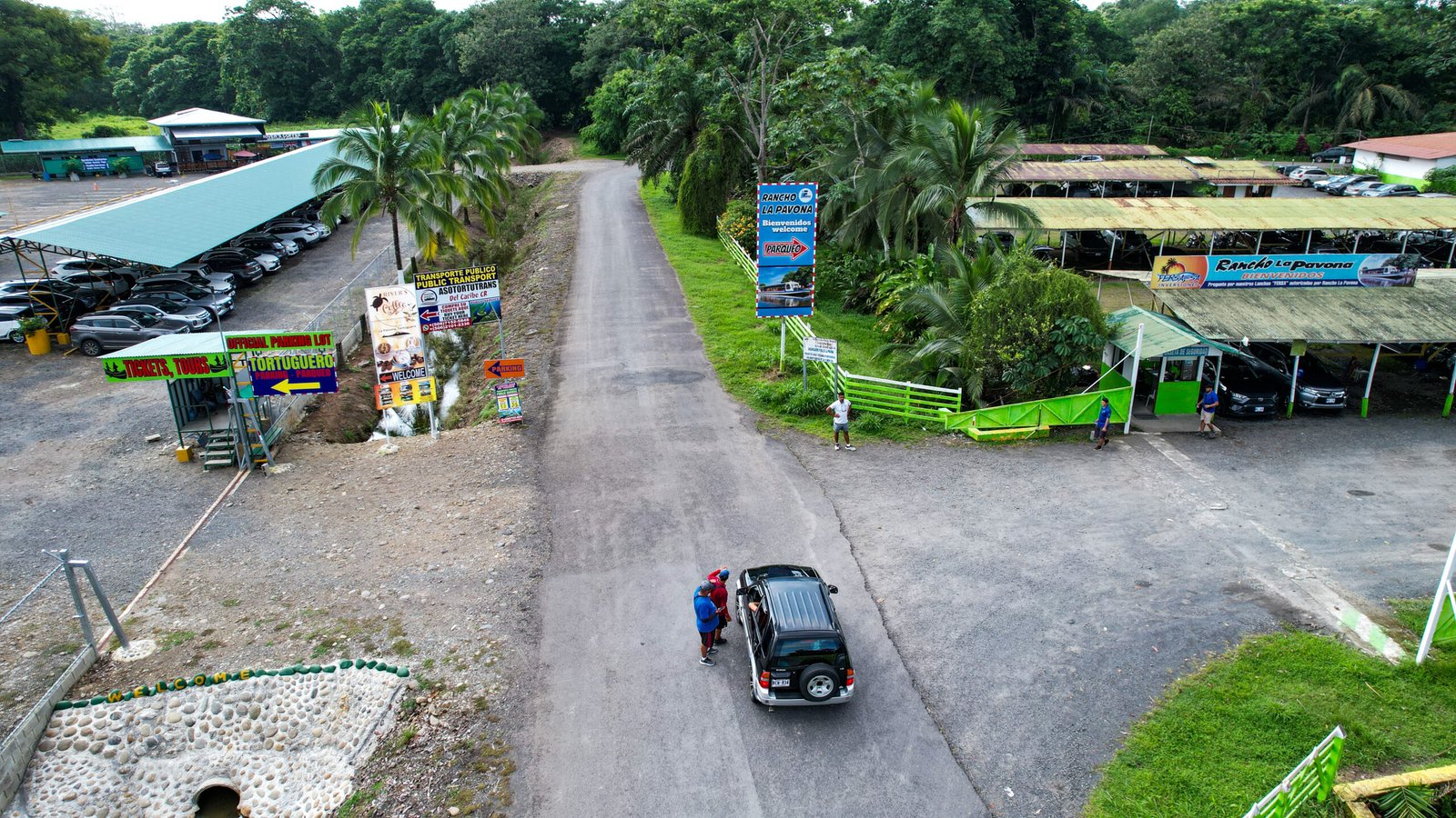 Vista aérea de los parqueos seguros y el muelle de botes en La Pavona para viajar a Tortuguero.