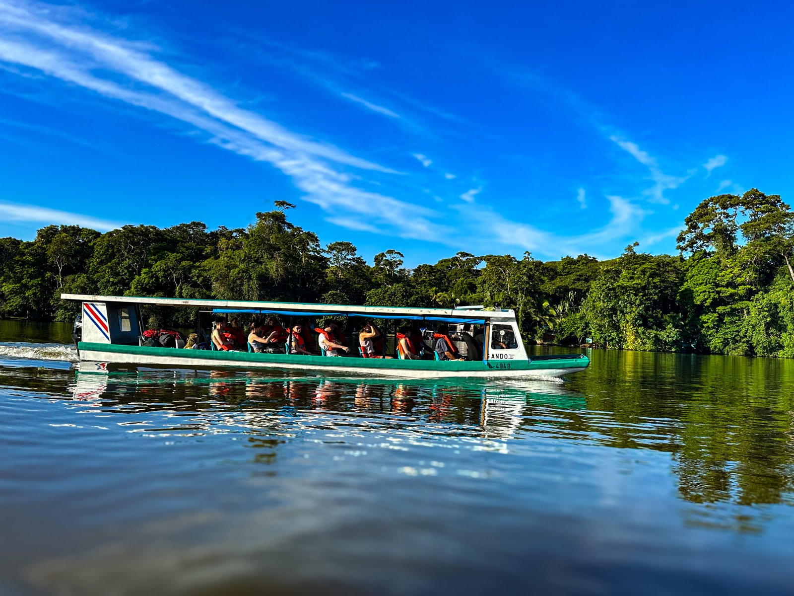 Bote de pasajeros de Transportes T7 Tortuguero navegando por los canales de La Pavona.