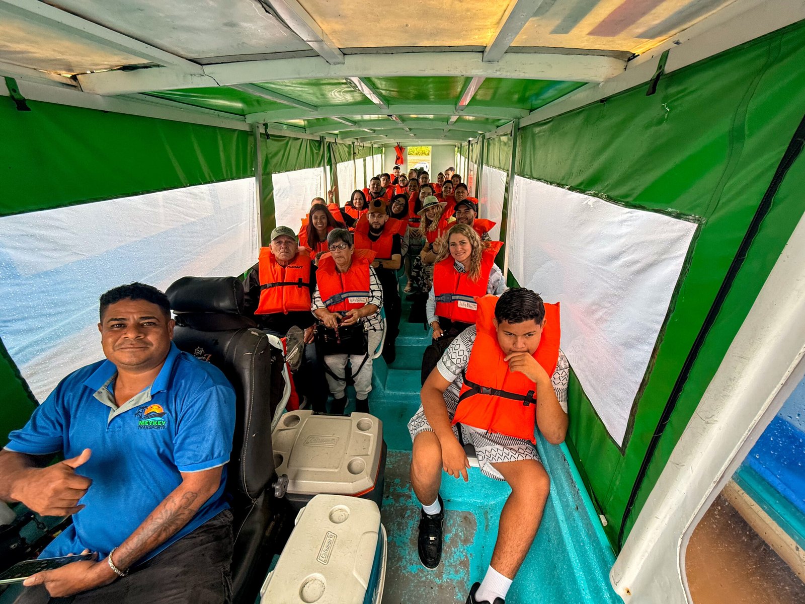Pasajeros seguros con chalecos salvavidas en bote techado de Transportes T7 Tortuguero.