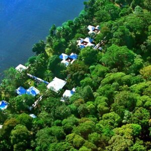 Vista aérea de Manatus Hotel en Tortuguero, destacando sus instalaciones de lujo frente al canal y su muelle privado rodeado de selva tropical