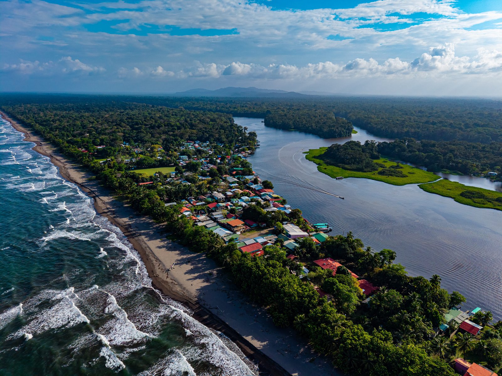 Vista aérea del pueblo de Tortuguero, canales y el Mar Caribe en Costa Rica.