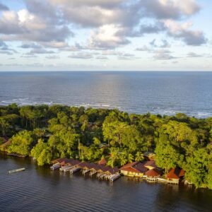 Vista aérea del Laguna Lodge en Tortuguero, Costa Rica, mostrando sus muelles privados frente al canal principal y la exuberante selva tropical entre el río y el mar