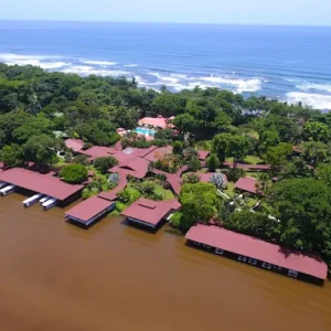 Bote de Transportes T7 realizando el traslado local desde el muelle de Tortuguero hacia el muelle privado de Mawamba Lodge.