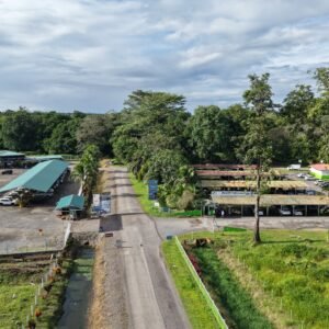 Vista aérea de los amplios parqueos techados en La Pavona para visitantes de Tortuguero.